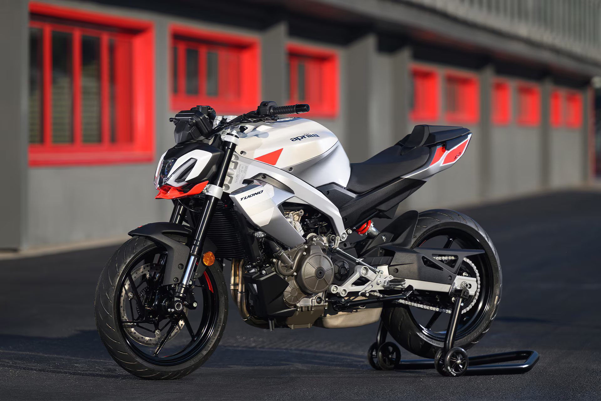 Copia de Aprilia_Tuono_457-wallimage-1920x1280_4