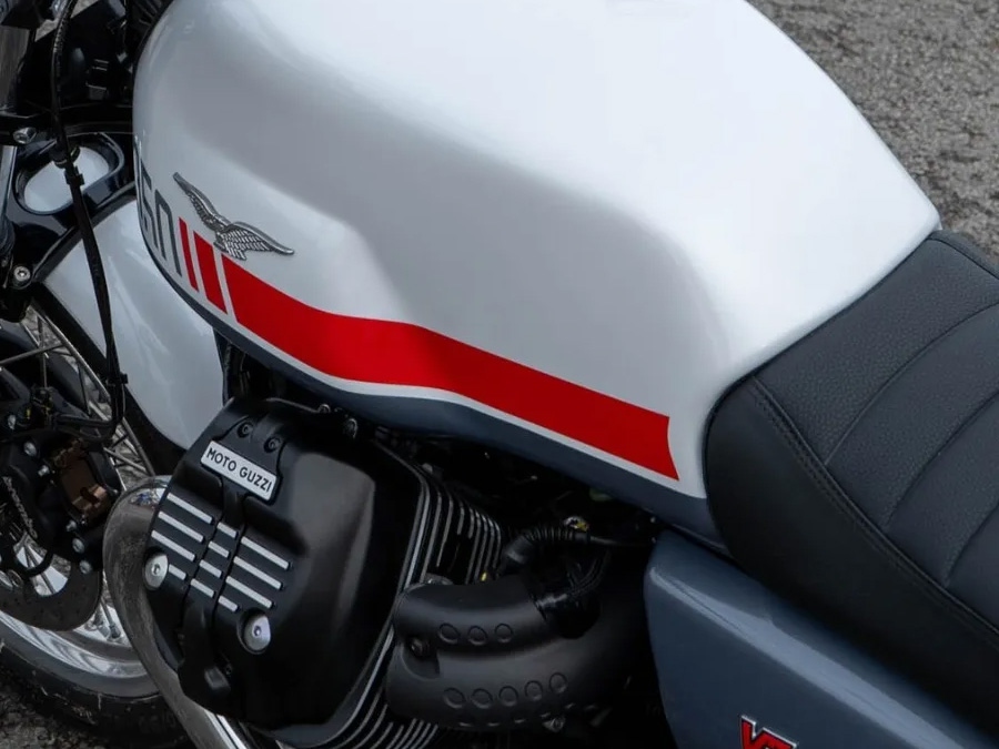 MotoGuzzi-v7-Special-spot-01